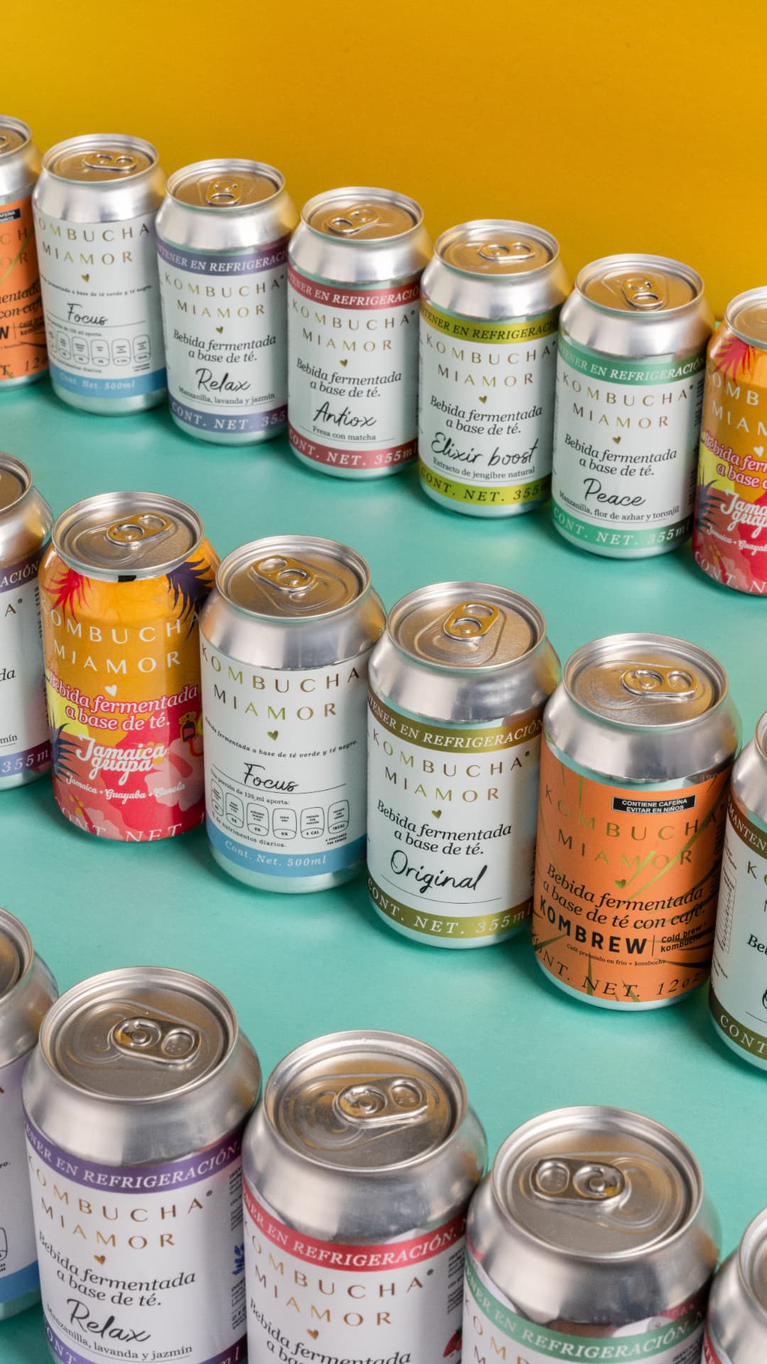 Latas de distintos sabores de Kombucha Miamor en filas sobre fondos turquesa y amarillo