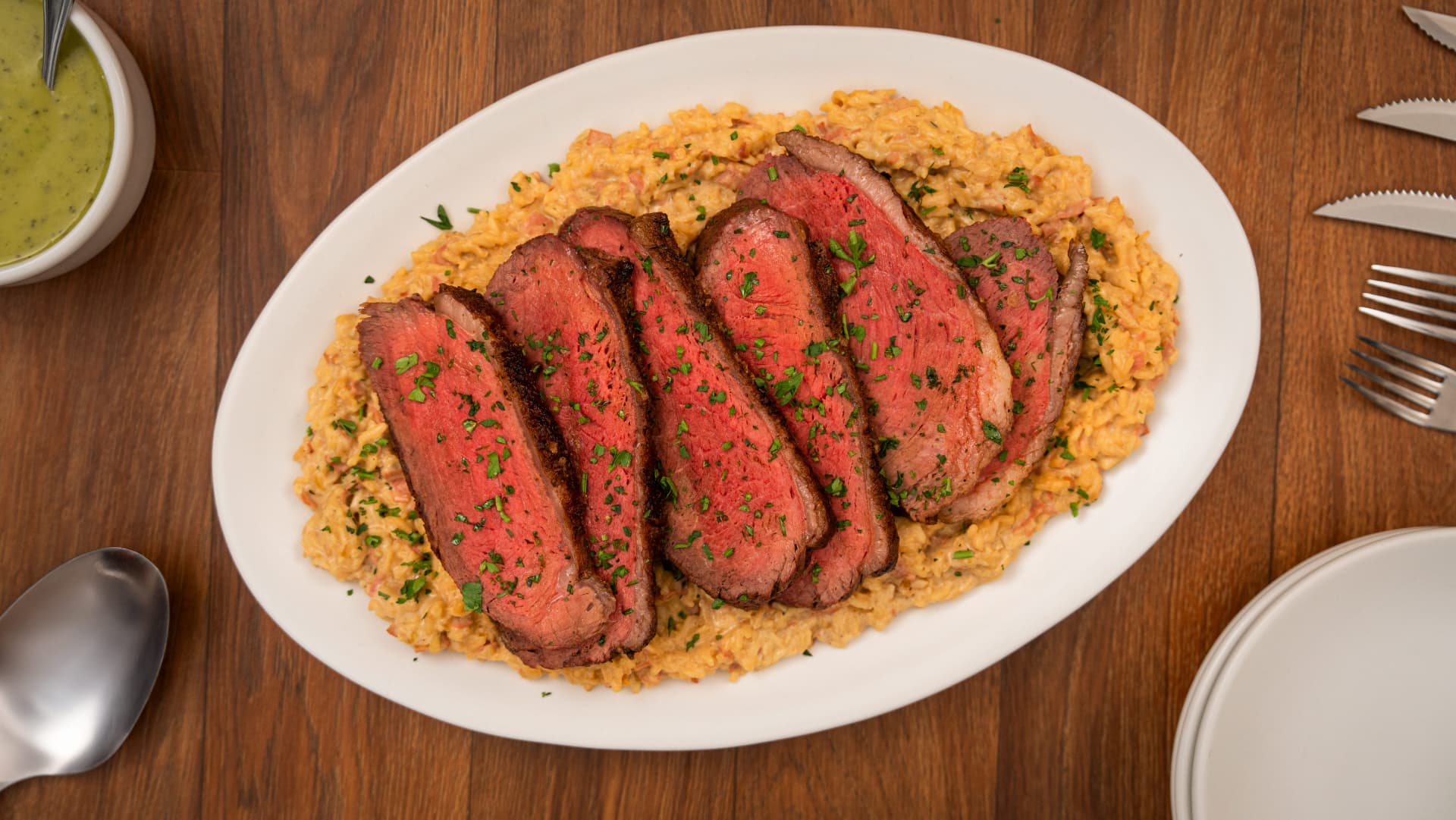 Picaña al sartén sobre arroz cremoso