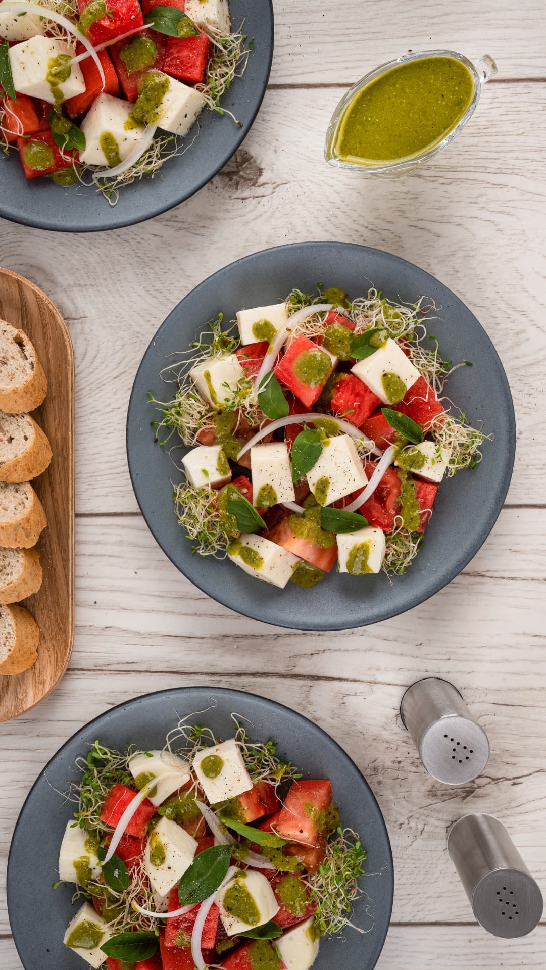 Ensalada terminada de mozzarella, jitomate y sandía en una composición cenital