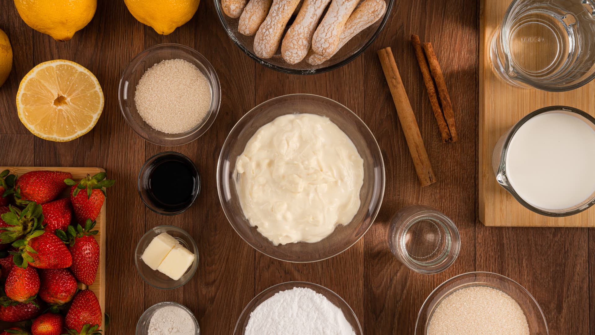 Ingredientes para una receta de mascarpone: fresas, cítricos, leche y galletas