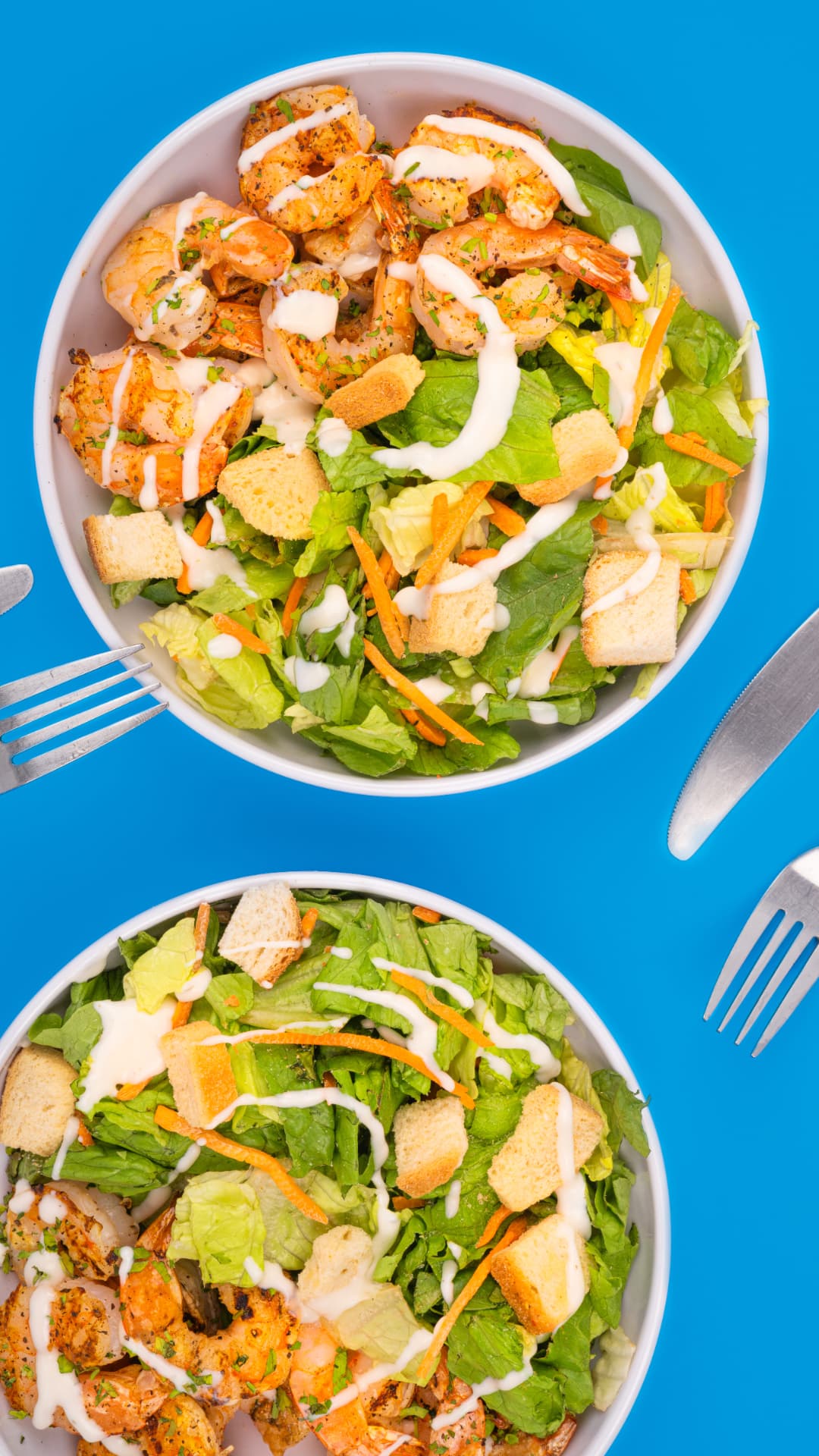 Ensaladas ranch con camarones sobre fondo azul