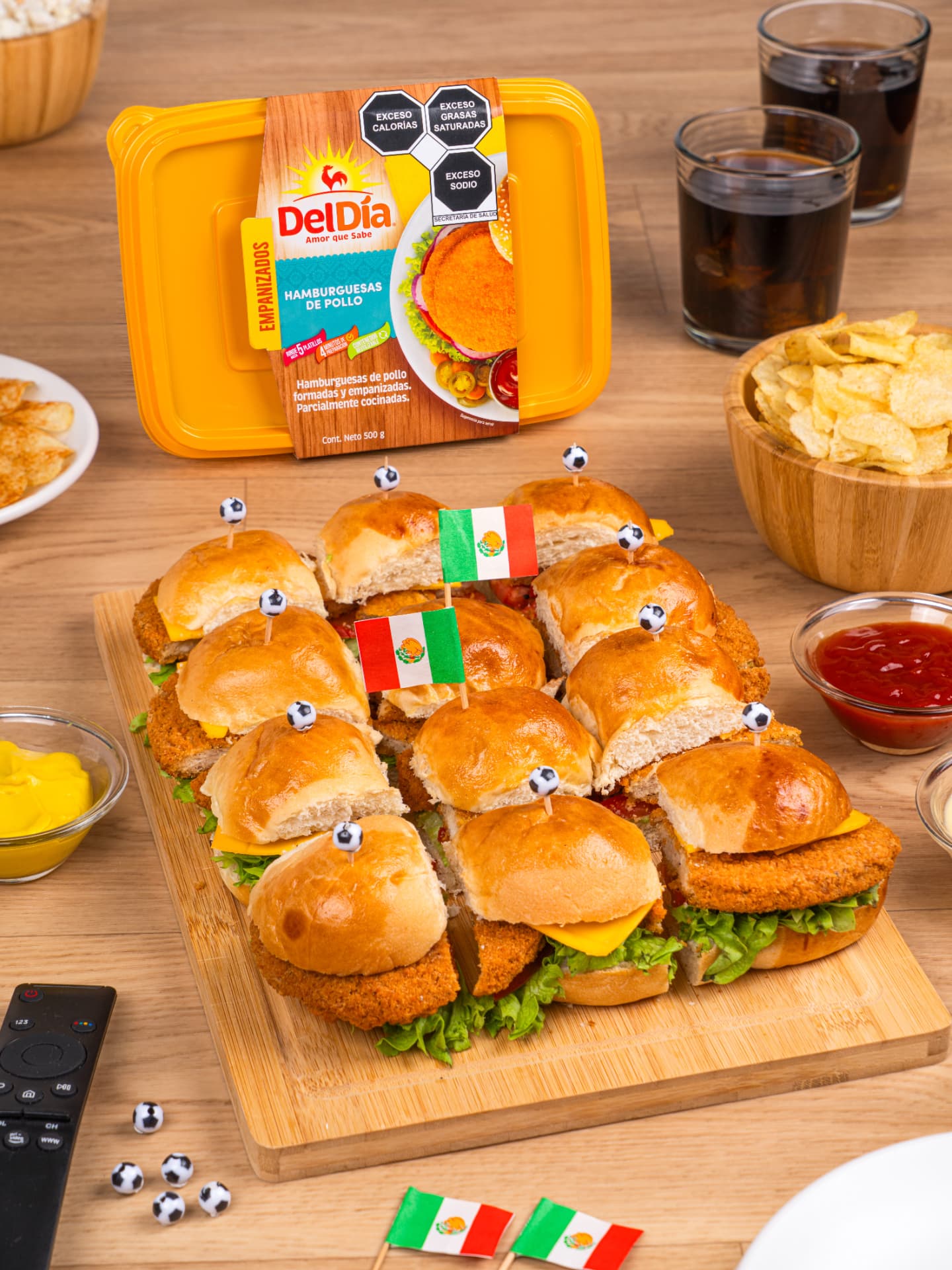 Sliders de pollo Del Día con banderitas de México y accesorios de fútbol