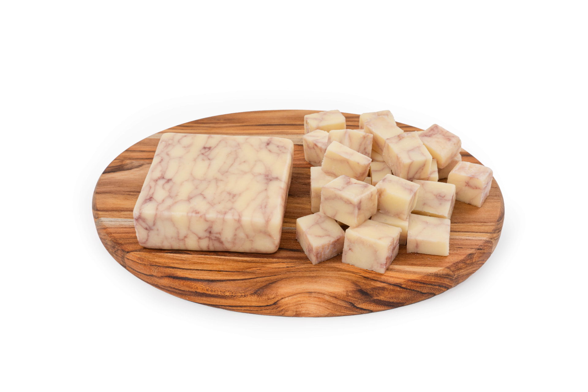 Queso Cabernet Cheddar en bloque y cubos sobre tabla de madera y fondo blanco