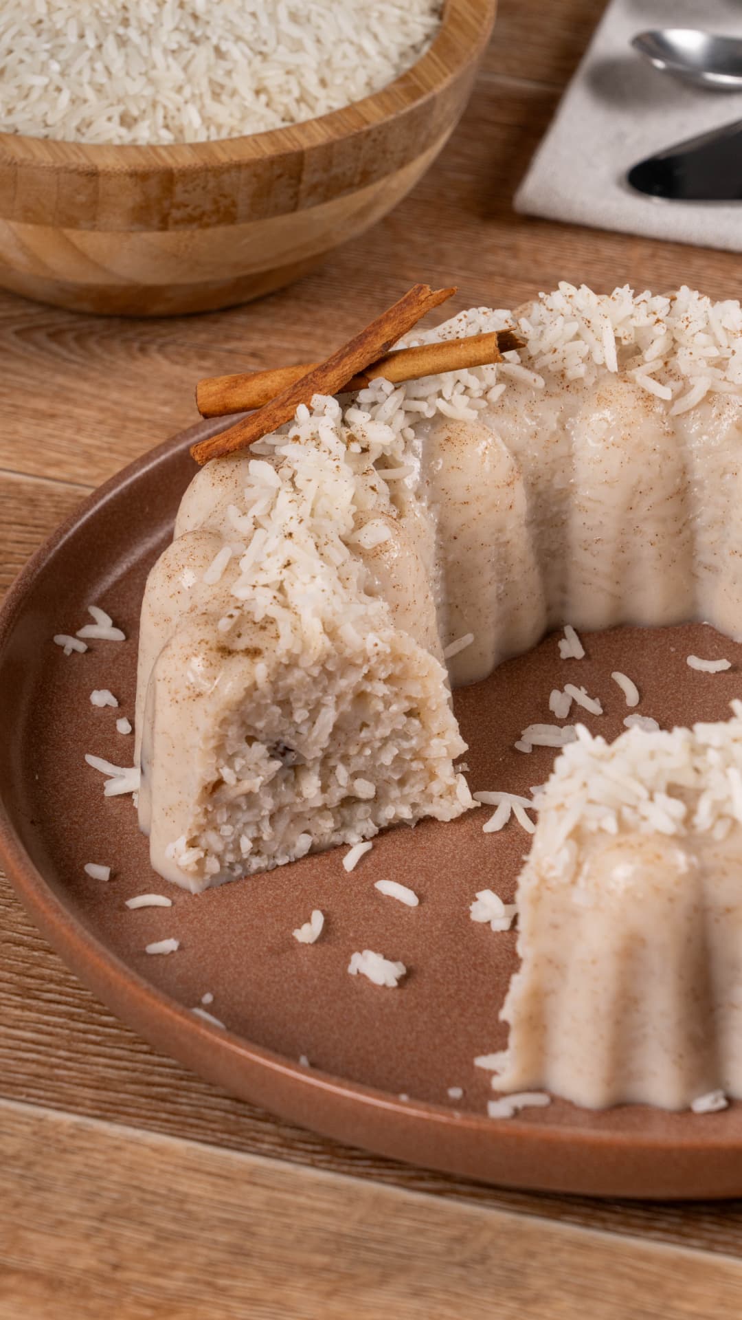 Postre de arroz con canela en plato de barro