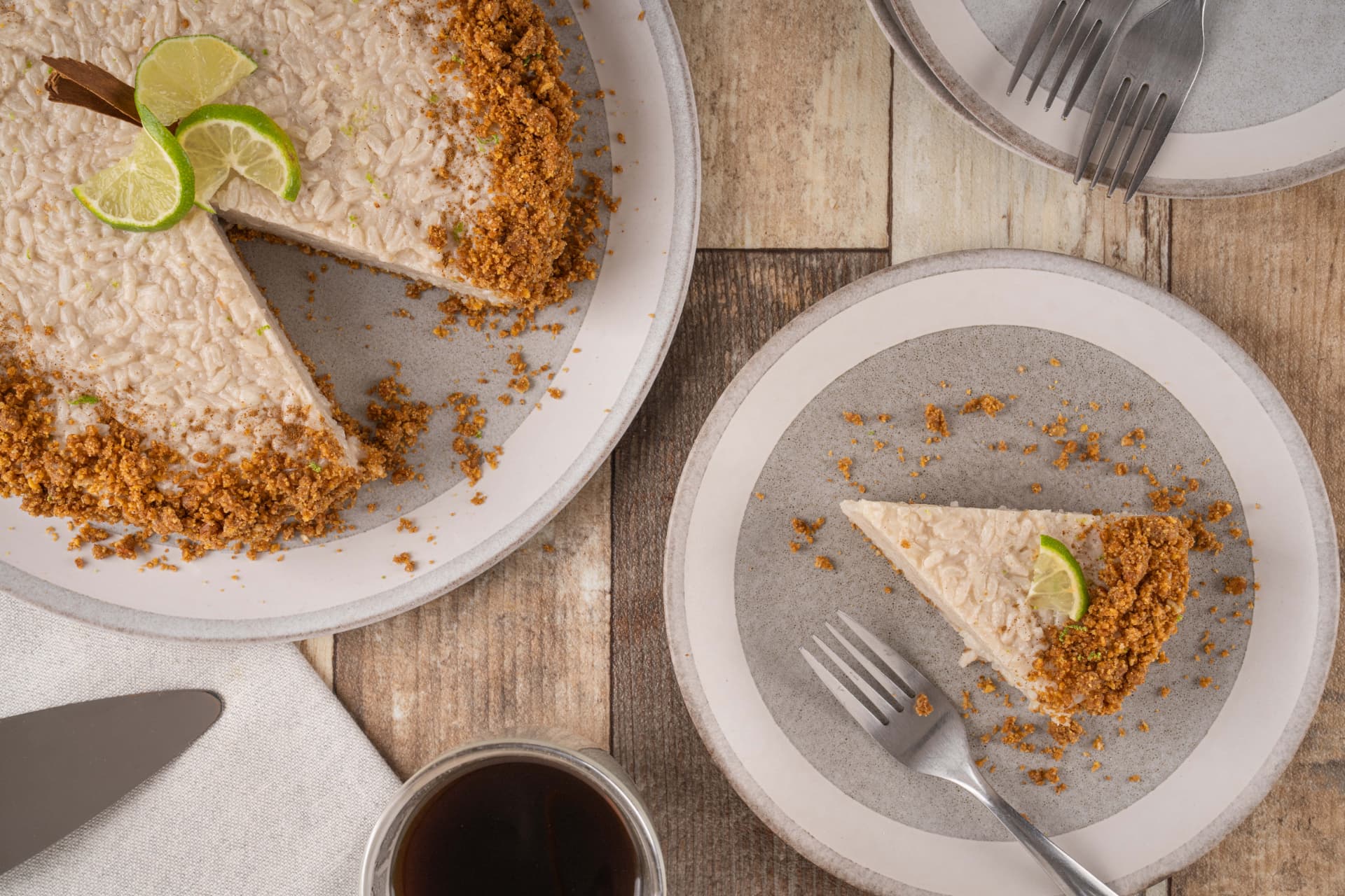 Pastel helado de arroz blanco con limón y galleta